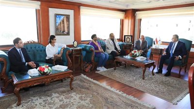 محافظ سوهاج يستقبل وفد الوكالة الأمريكية للتنمية الدولية