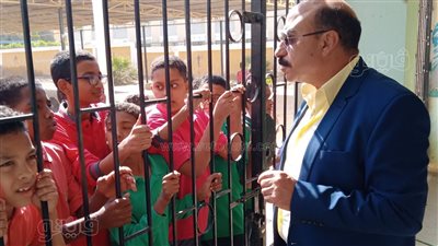 بعد شكوى أولياء الأمور..محافظ أسوان يفاجئ مجمع مدارس ويستبعد مديره ويحيل الوكلاء للتحقيق |صور