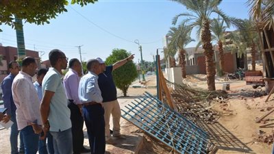 محافظ الوادي الجديد يتفقّد أعمال توصيل شبكة الصرف الصحي لمنطقة عين البرج