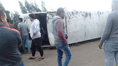لحظة انتشال مصابي حادث انقلاب أتوبيس مدرسة في ترعة بالدقهلية | فيديو 