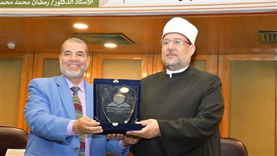 لدوره في تجديد الخطاب الديني.. إهداء درع كلية الدراسات الإسلامية لوزير الأوقاف