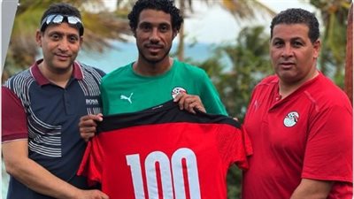 بعثة الشاطئية تحتفل بوصول مصطفى شيكا إلى 100 مباراة دولية