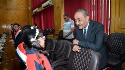 محافظ الإسماعيلية يستقبل طالبات مدرسة الراهبات الفرنسيسكانيات
