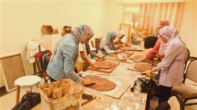 قصر ثقافة دمنهور يقدم ورشة فنون تشكيلية لعدد من أبناء البحيرة | صور 