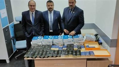جمارك مطار القاهرة تواصل كشف حيل المهربين.. ضبط هواتف تحت ملابس راكبة.. وإحباط تهريب الماس حول جسد آخر