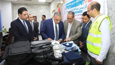 محافظ سوهاج يوزع شنط وزي مدرسي للطلاب غير القادرين 
