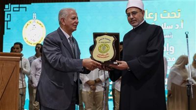 في احتفالية نصر أكتوبر والمولد النبوي.. رئيس جامعة الأزهر يكرم اللواء حمدي لبيب 