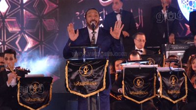 بصحبة فرقة صعيدية للربابة.. علي الحجار يشعل المسرح بـ