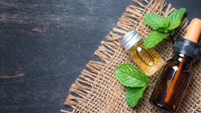 فوائد وكيفية استخدام زيت النعناع على البشرة 