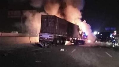 مصرع 5 أشخاص وإصابة 12 في تصادم 