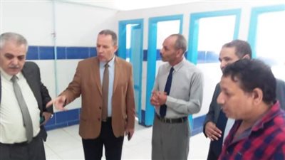 معاقبة مدير مدرسة بسبب عدم نظافة الفصول في جولة لوكيل وزارة التعليم بأسيوط 