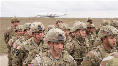 لأول مرة منذ الحرب العالمية.. لماذا دفعت أمريكا بـ 4700 جندي نحو حدود أوكرانيا؟