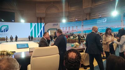 قبلات وأحضان بين وزير المالية ومحافظ البنك المركزي في ختام المؤتمر الاقتصادي