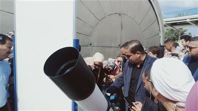 لحظة رصد كسوف الشمس داخل مكتبة الإسكندرية | فيديو 