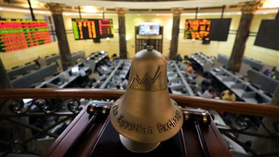 كيفية وقف عمليات البيع المكثفة للأجانب بالبورصة والحد من التخارج.. خبير يجيب