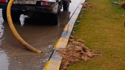 عربات لشفط مياه الأمطار في أوسيم والوراق وكورنيش النيل