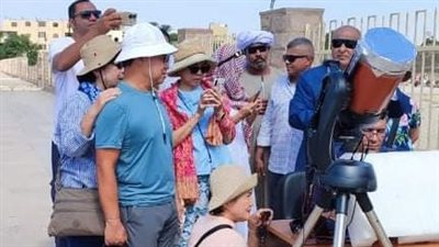 زوار معابد الكرنك يشهدون ظاهرة الكسوف الجزئي للشمس | صور 