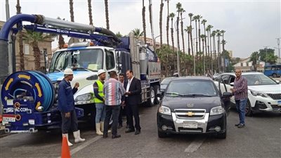 السكرتير العام لمحافظة الجيزة ورئيس جنوب يتفقدان سيارات شفط الأمطار | صور