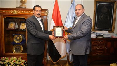 محافظ أسيوط يكرم حازم علي لتعيينه وكيلًا لوزارة القوى العاملة بكفر الشيخ 