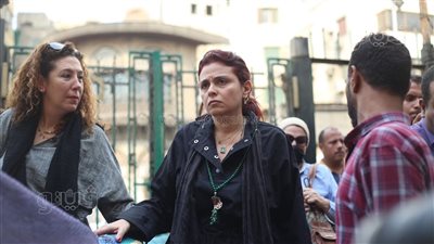 علامات الحزن تسيطر على ابنة فريد الديب فور وصول جثمانه لمسجد السيدة زينب| فيديو وصور