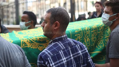 وصول جثمان فريد الديب إلى مسجد السيدة زينب استعدادا لصلاة الجنازة