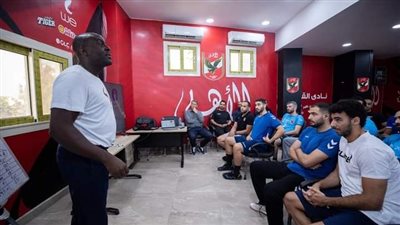 الاجتماع الأول لديفيد ديفيز مع لاعبي يد الأهلى