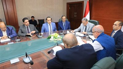 محافظ سوهاج يعقد اجتماعا لتنفيذ  القرارات التحفيزية في مجال الصناعة  