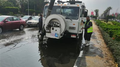 سحب مياه الأمطار من شوارع القاهرة الكبرى.. صور