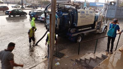 بعد هطول الأمطار بغزارة.. محافظ الجيزة يتابع جهود شفط مياه الأمطار من الشوارع |صور
