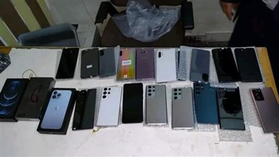 مخبأة أسفل الملابس.. ضبط راكب حاول تهريب 21 هاتفا بمطار القاهرة