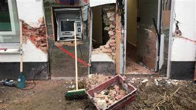  أخبار الحوادث اليوم: أمن الجيزة يحل لغز سرقة 100 ألف جنيه من ماكينة صراف آلي بالصف.. إخماد حريق داخل مخزن كتان في الغربية.. مقتل عنصرين شديدي الخطورة في تبادل لإطلاق النار مع الشرطة