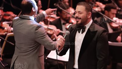 معجبة لـ رامي عياش في حفله بالأوبرا: بحبك.. والمطرب: وأنا بموت فيكِ | صور