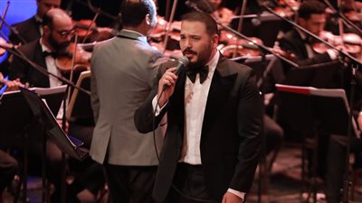 رامي عياش يبدأ حفله بـ