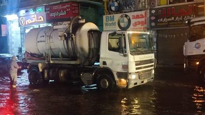 طوارئ بالشوارع.. فرق كسح مياه الأمطار تنتشر في أحياء الجيزة | صور