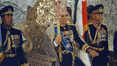  زي النهاردة.. محمد رضا بهلوي يتوج نفسه إمبراطورا لإيران 