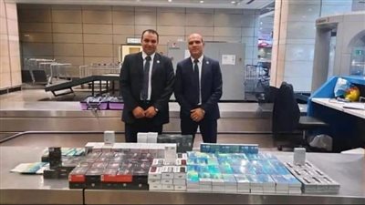 ضبط 284 علبة سجائر وشيش إليكترونية بحوزة عضو جروب سياحي في مطار القاهرة | صور 