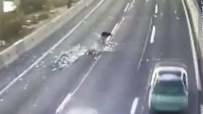 عصابة تلقي آلاف الدولارات على طريق سريع | فيديو 