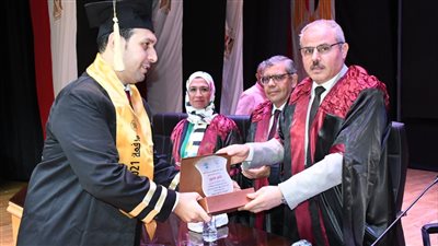 رئيس جامعة قناة السويس يشهد حفل تخريج الدفعة الـ 20 لكلية طب الأسنان 