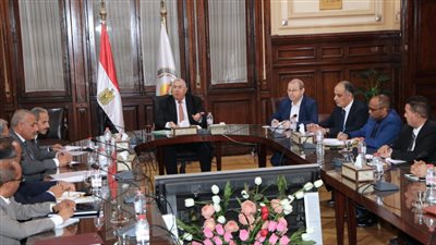 وزير الزراعة يعقد اجتماعا مع قيادات الوزارة استعدادًا لموسم القمح 