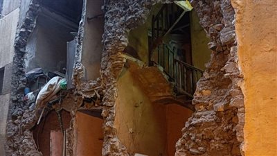 انهيار جزئي لمنزل بجوار مسجد السيدة نفيسة | صور