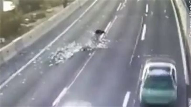 عصابة تلقي آلاف الدولارات