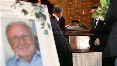 البكاء والحزن يسيطران على أسرة رشاد برسوم خلال صلاة الجنازة عليه | فيديو