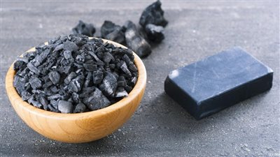 فوائد واستخدامات صابونة الفحم.. تعرفي عليها