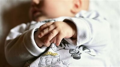 عاملة منزل تحاول قتل طفلة مخدوميها بطريقة مروعة في الكويت