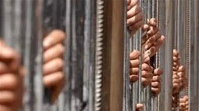 المشدد 10 سنوات لعاطلين متهمين بحيازة مواد مخدرة وسلاح أبيض بمنشأة ناصر