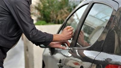 ضبط شخص تخصص في سرقة متعلقات المواطنين من داخل السيارات بالأميرية 