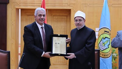 بعد التقدم في التصنيف العالمي.. مجلس جامعة الأزهر يتسلم درع QS العالمية 