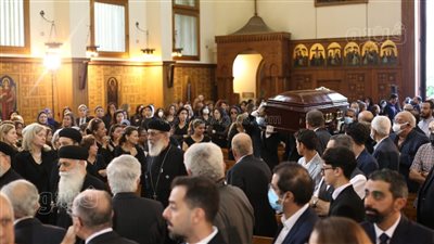 لحظة تشييع جنازة رشاد برسوم وسط انهيار زوجته وابنته | فيديو وصور 