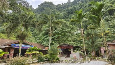 إنقاذ طاقم فيلم من 30 شخصا حوصروا في كهف صخري بماليزيا