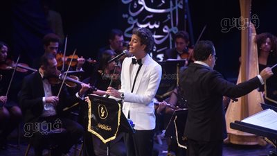 أهو دا اللي صار وفي قلبي مكان.. محمد محسن يطرب جمهور الموسيقى العربية | صور